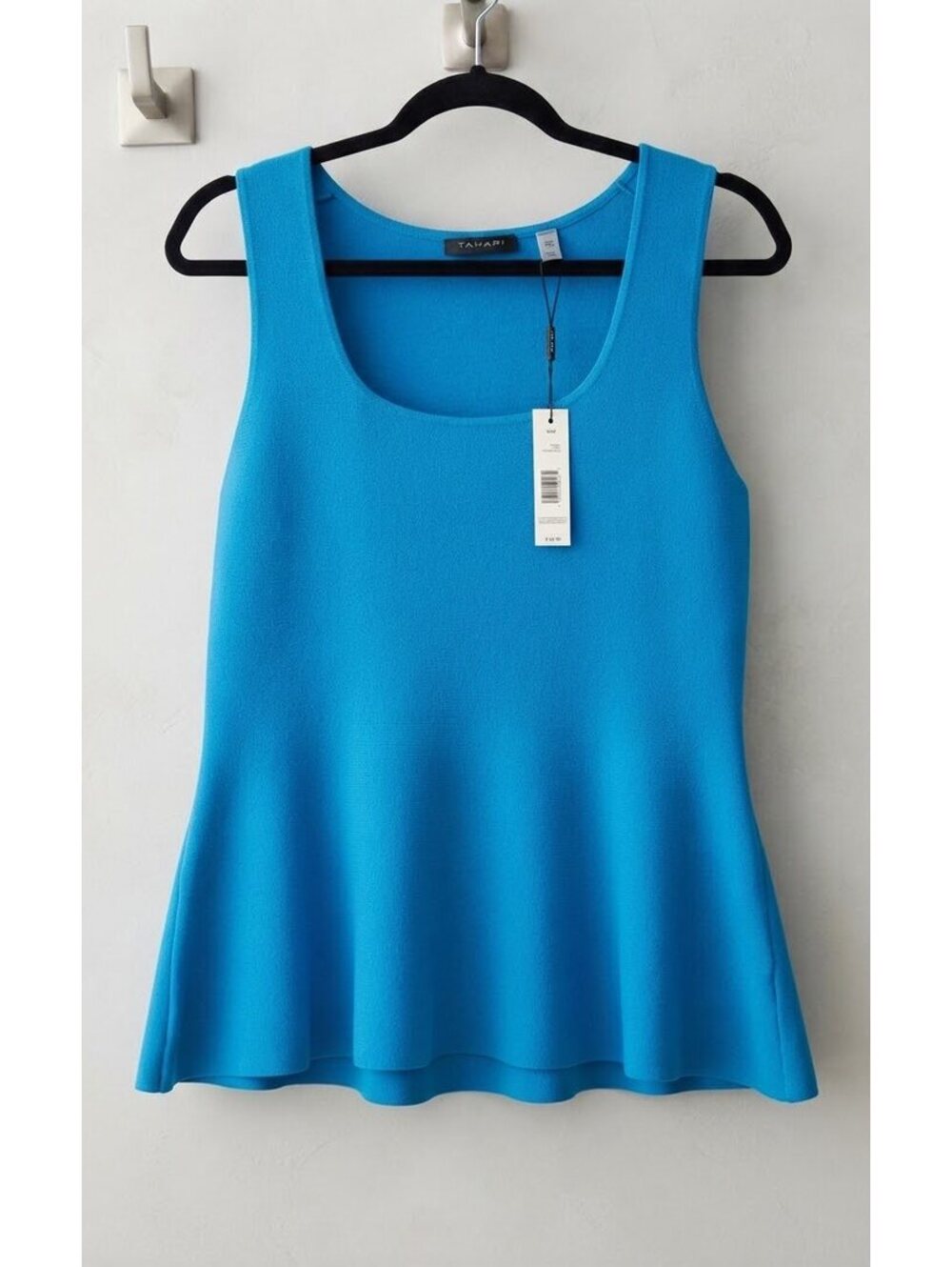 NWT Tahari Scoop Neck Tank sz Medium